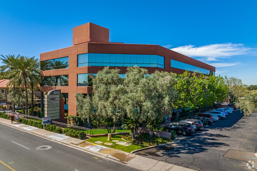 7250 N 16th St, Phoenix, AZ à louer - Photo du bâtiment - Image 2 de 30