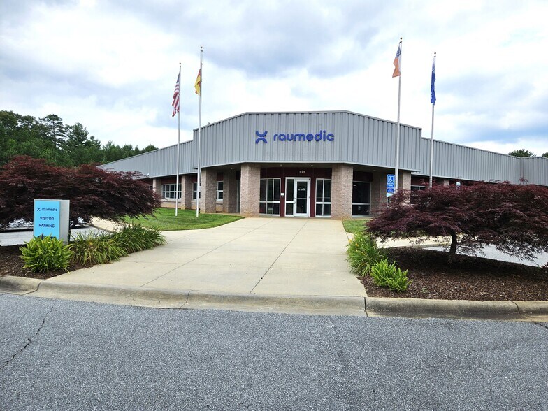 220 Continuum Dr, Fletcher, NC à vendre - Photo du bâtiment - Image 1 de 78