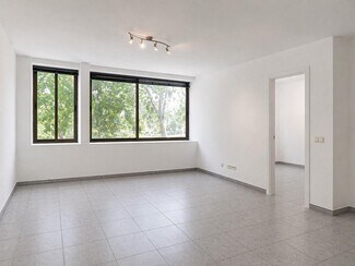Plus de détails pour Multi-résidentiel à vendre