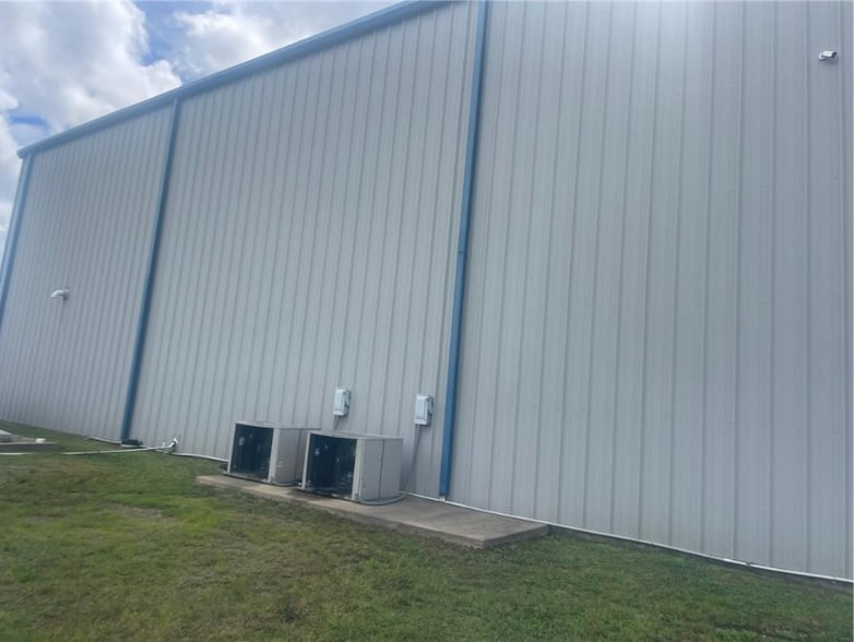 903 Industrial Park Rd, Mena, AR for sale - Building Photo - Image 3 of 3