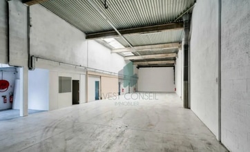 Flex in Éragny for lease Interior Photo- Image 1 of 4