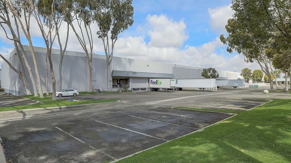 15905-16107 Commerce Way, Cerritos, CA à louer - Photo du bâtiment - Image 1 de 7
