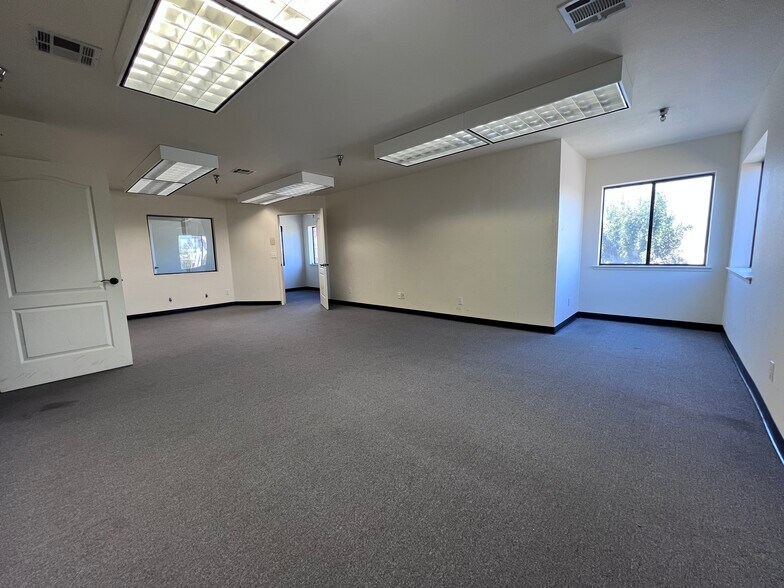 5135 N Blackstone Ave, Fresno, CA for lease - Building Photo - Image 2 of 13