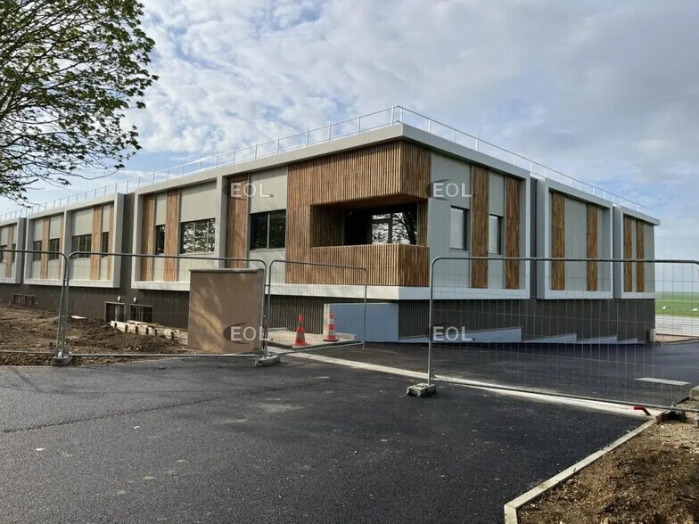 Local d'activités dans Marines à vendre - Photo du bâtiment - Image 1 de 7