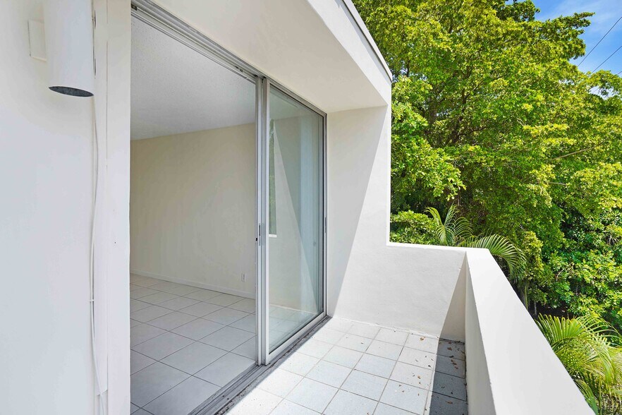 100 SE 21 St, Fort Lauderdale, FL à vendre - Photo du bâtiment - Image 3 de 34