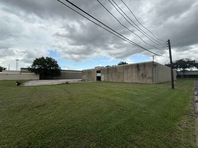 10730 Kinghurst Dr, Houston, TX à louer - Photo du bâtiment - Image 3 de 6