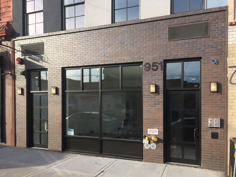 951 Grand St, Brooklyn, NY à louer - Photo du bâtiment - Image 2 de 6