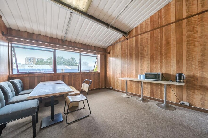 18 Lowden Rd, London for lease - Building Photo - Image 3 of 9