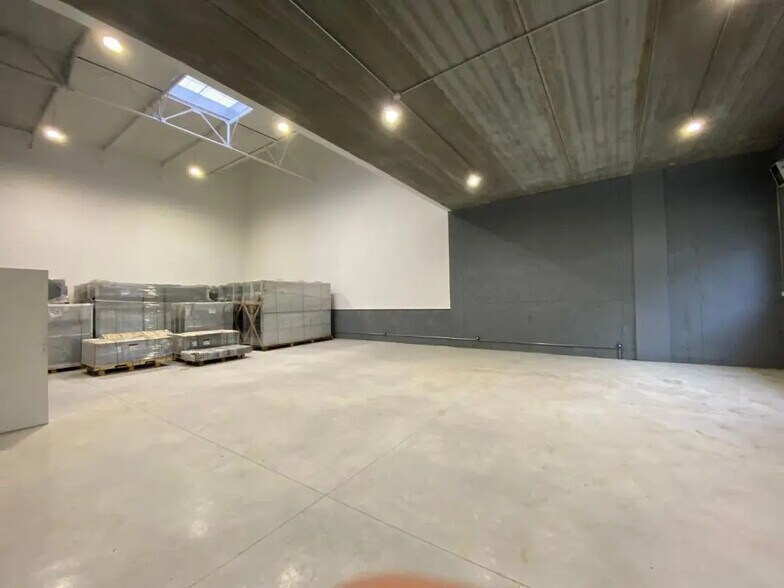 Industrial in Vaux-le-Pénil for lease - Interior Photo - Image 1 of 7