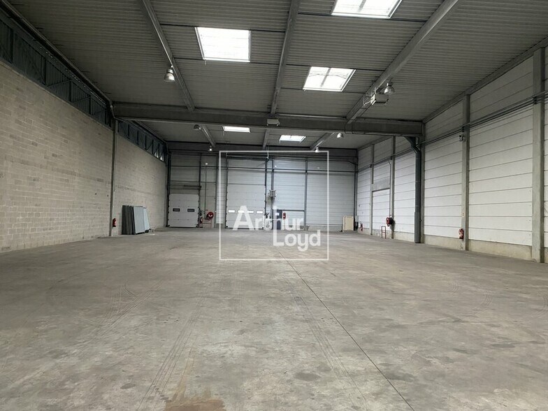 Flex in Lieusaint for lease - Interior Photo - Image 1 of 5