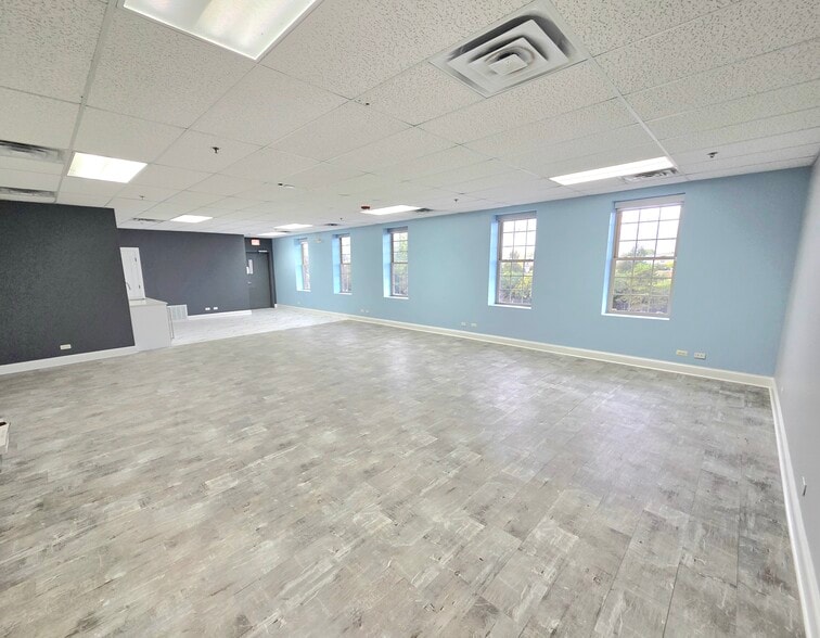 2111-2115 Chestnut Ave, Glenview, IL for sale - Interior Photo - Image 2 of 11