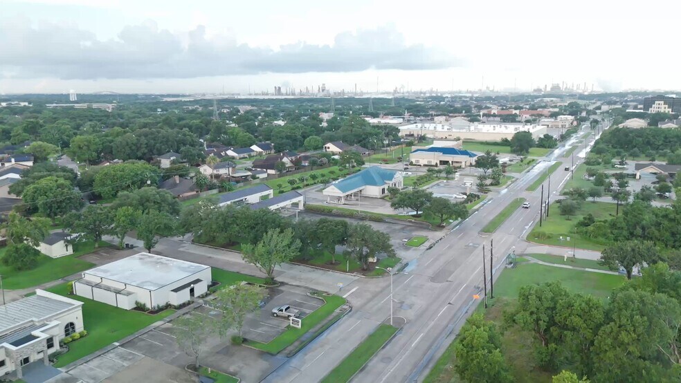 723 Rollingbrook Dr, Baytown, TX à vendre - Vidéo sur l’inscription commerciale - Image 2 de 14