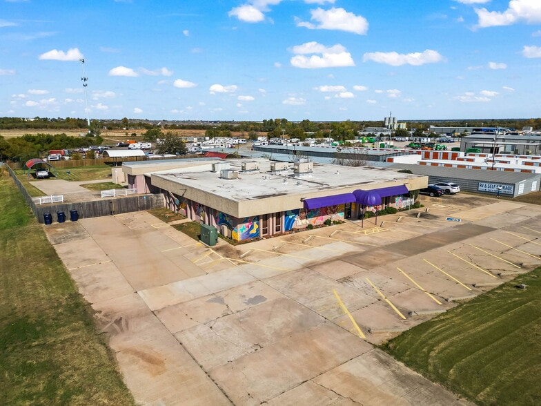11223 NW 10th St, Oklahoma City, OK à vendre - Photo du bâtiment - Image 3 de 33