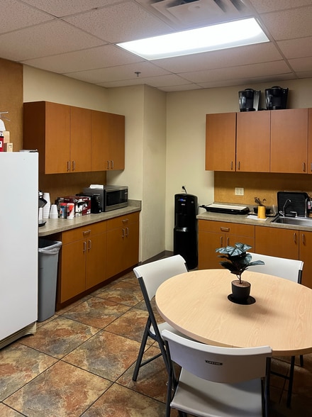 3838 E Grove St, Phoenix, AZ for lease - Building Photo - Image 3 of 6