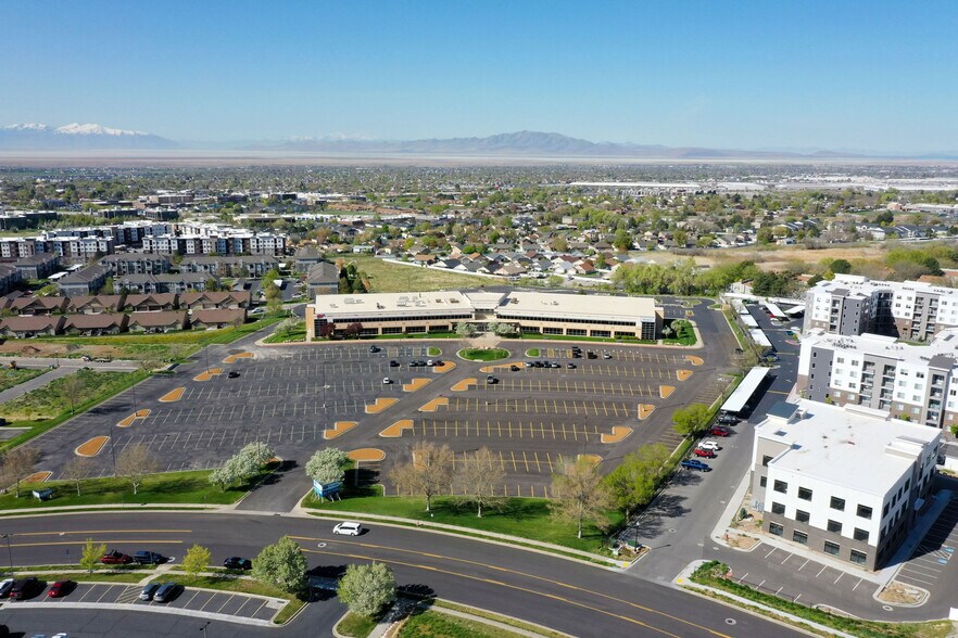 888 University Park Blvd, Clearfield, UT à louer - Photo du bâtiment - Image 1 de 10