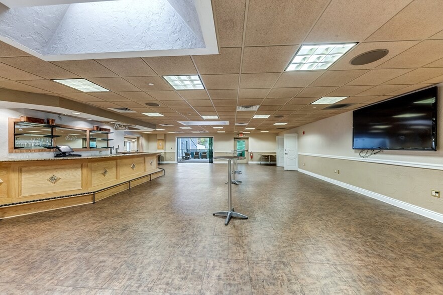 1070 Baknsville Ave, Pittsburgh, PA for sale - Interior Photo - Image 2 of 71