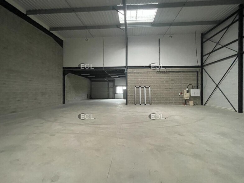 Flex in Frépillon for lease - Interior Photo - Image 3 of 6