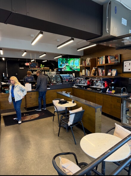 10203 Santa Monica Blvd, Los Angeles, CA for lease - Building Photo - Image 3 of 16