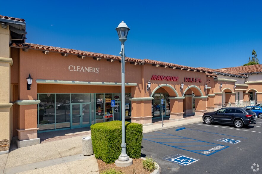 4201-4279 Tierra Rejada Rd, Moorpark, CA à louer - Photo du bâtiment - Image 1 de 19
