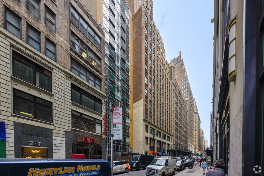 223-225 W 35th St, New York, NY à louer - Photo du bâtiment - Image 1 de 7