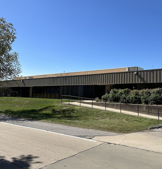 4163-4181 Shoreline Dr, Earth City, MO for lease - Building Photo - Image 2 of 5