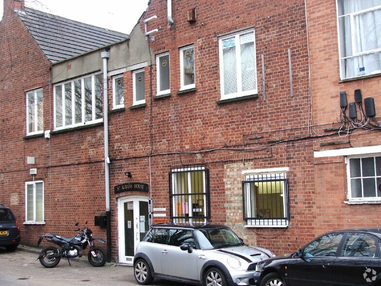 St Albans Ln, Londres à louer - Photo du bâtiment - Image 2 de 8