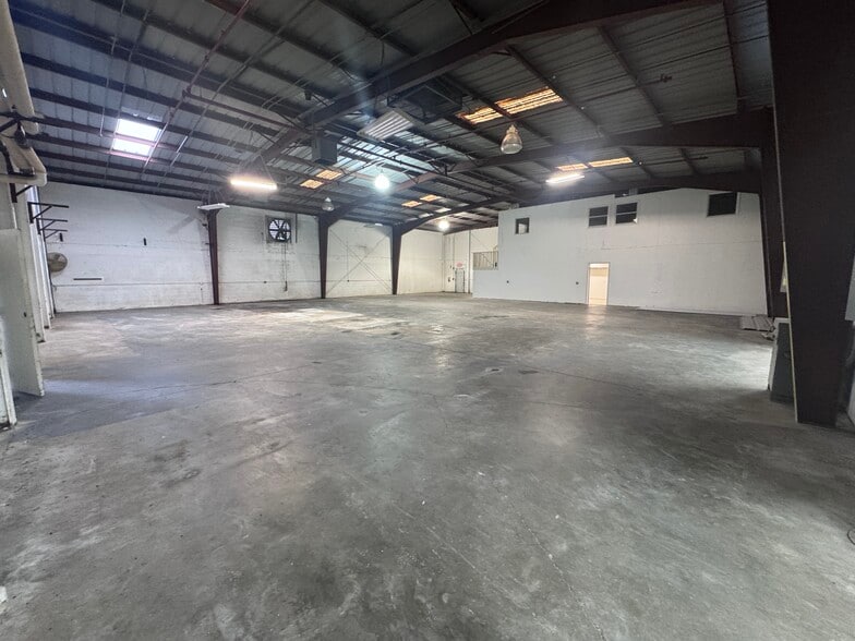2610 Orange Ave, Fort Pierce, FL for lease - Building Photo - Image 3 of 15