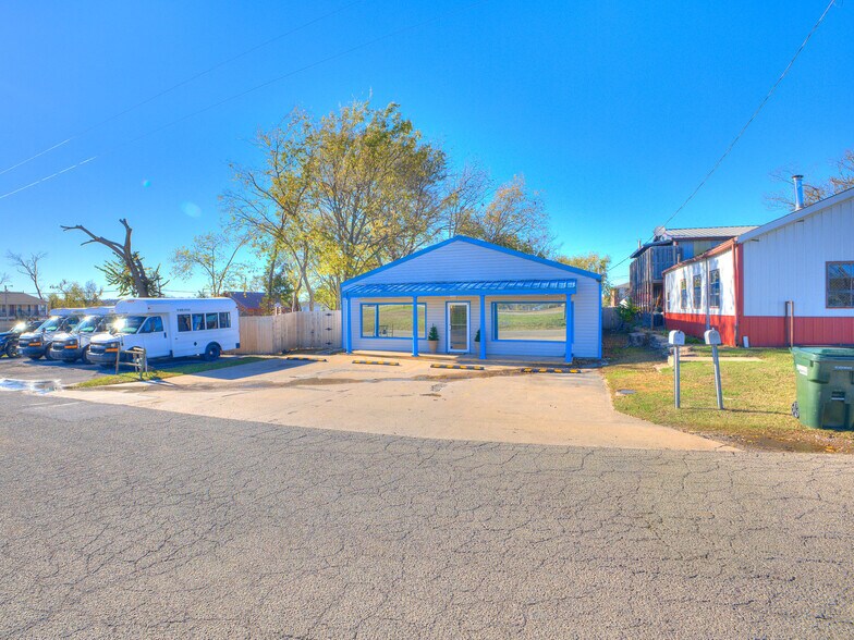 305 S Chickasaw Ave, Claremore, OK à vendre - Photo du bâtiment - Image 2 de 36