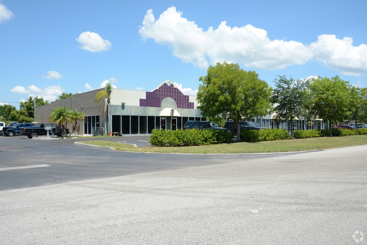 8241-8259 Business Park Dr, Port Saint Lucie, FL for lease Primary Photo- Image 1 of 7