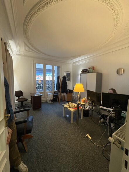 10 Bis Place De Clichy, Paris à louer - Photo du bâtiment - Image 2 de 17