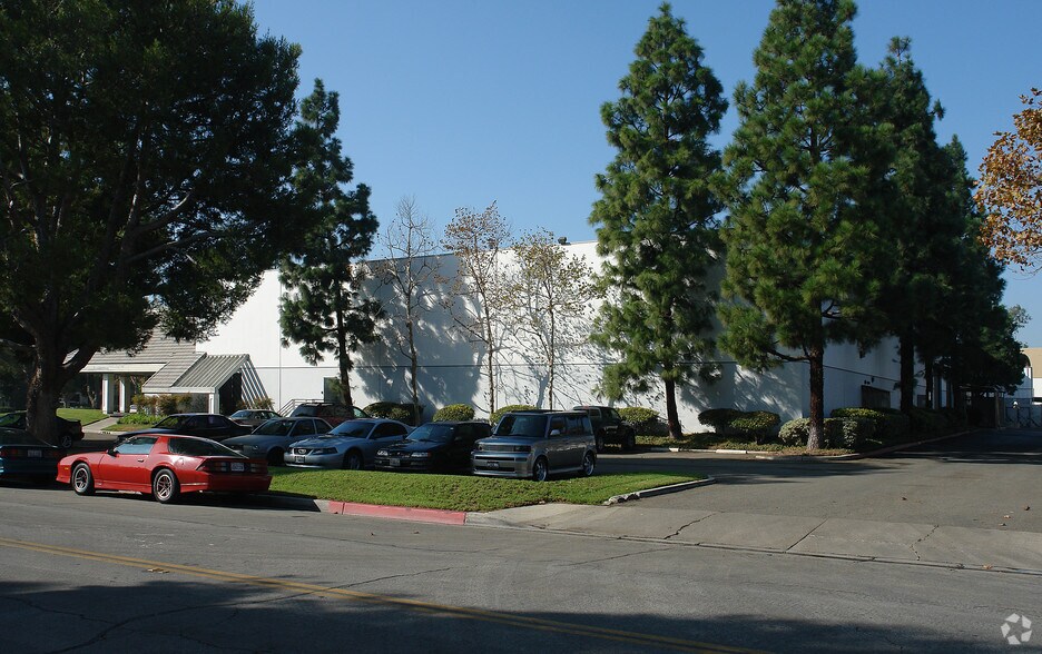 15651 Mosher Ave, Tustin, CA à louer - Photo du bâtiment - Image 3 de 3