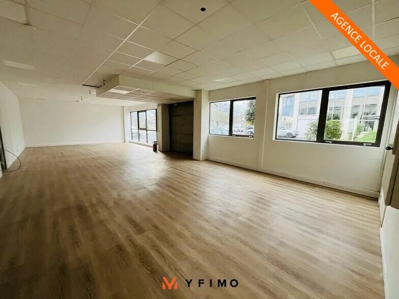 Flex in Poissy for lease - Interior Photo - Image 2 of 7