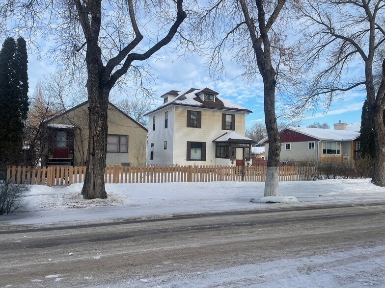 10034 84 Av NW, Edmonton, AB à vendre - Photo du bâtiment - Image 2 de 5