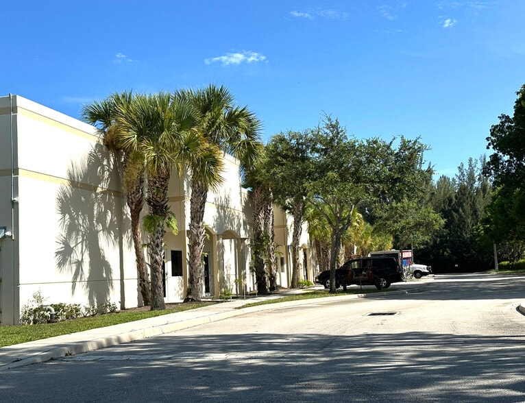 581 105th Ave N, West Palm Beach, FL for lease - Building Photo - Image 3 of 23