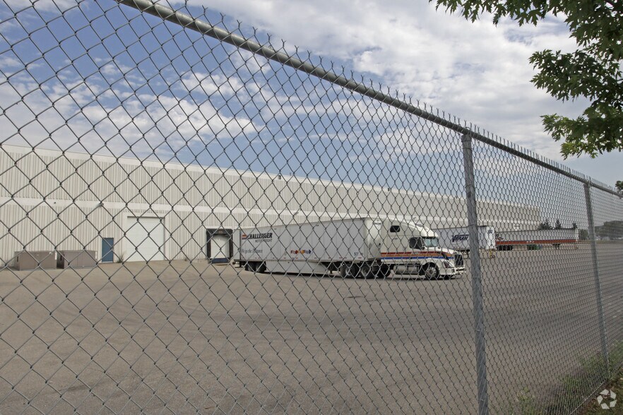 2905 Bristol Cir, Oakville, ON à louer - Photo du bâtiment - Image 3 de 7