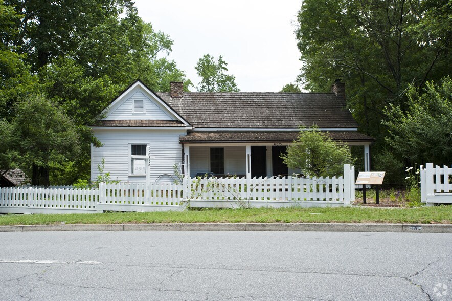 6075 Sandy Springs Cir NE, Atlanta, GA à louer - Photo du bâtiment - Image 3 de 3