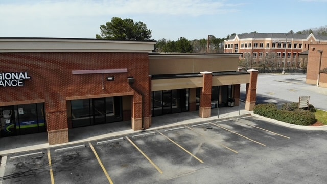 1060 Eagles Landing Pky, Stockbridge, GA for lease Interior Photo- Image 1 of 4