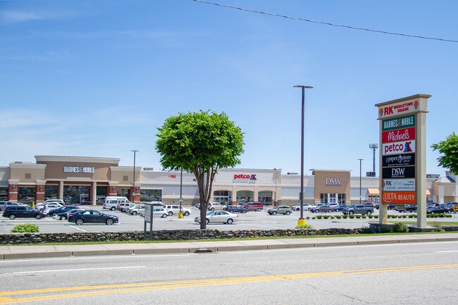 Plus de détails pour 1315 W Main St, Middletown, RI - Commerce de détail à louer
