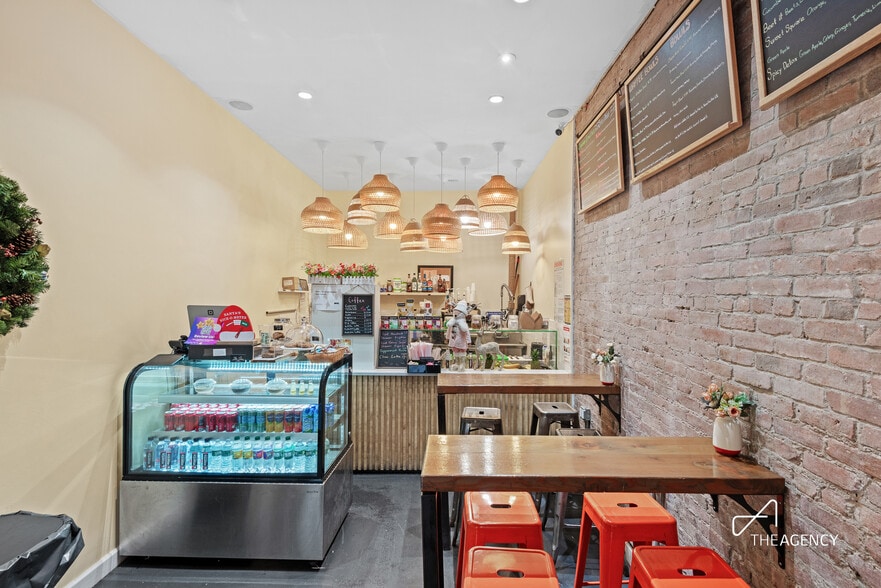 229 E 14th St, New York, NY for lease - Building Photo - Image 2 of 7