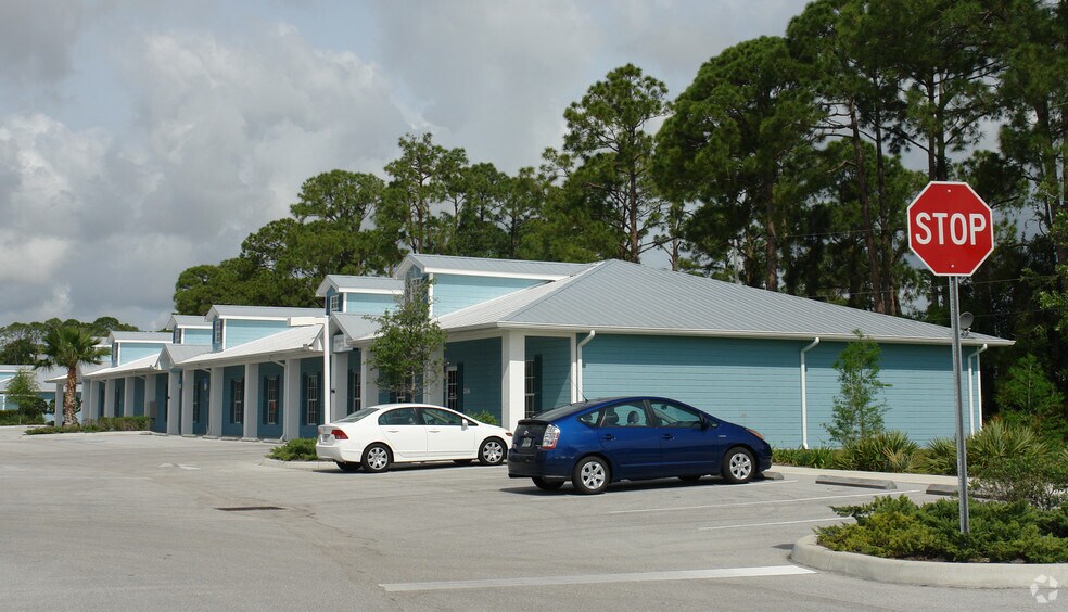 946 Tamiami Trl, Port Charlotte, FL à louer - Photo du bâtiment - Image 3 de 15