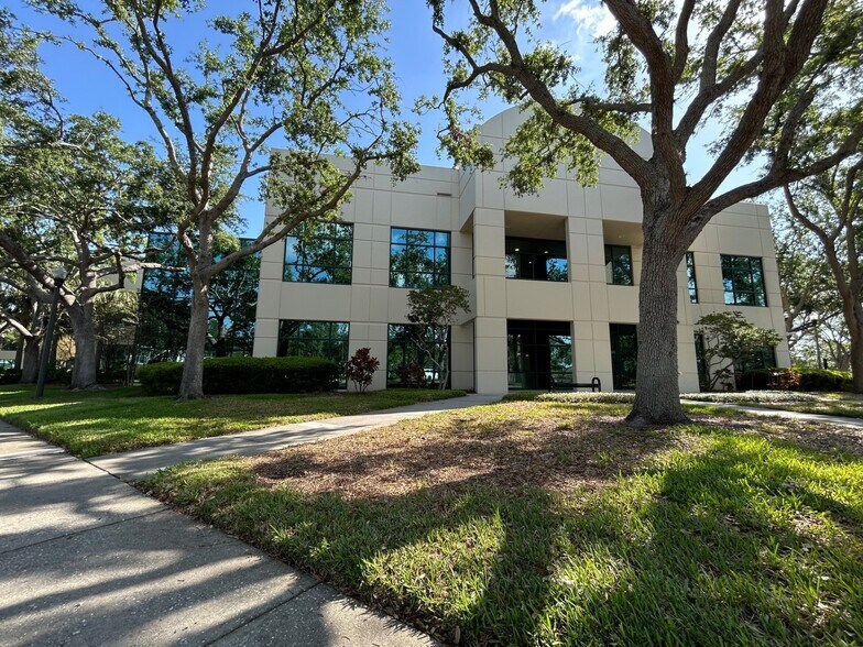 120 Fountain Pky, Saint Petersburg, FL à louer - Photo du bâtiment - Image 2 de 3