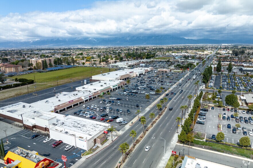 9954 Sierra Ave, Fontana, CA à louer - Photo principale - Image 2 de 3