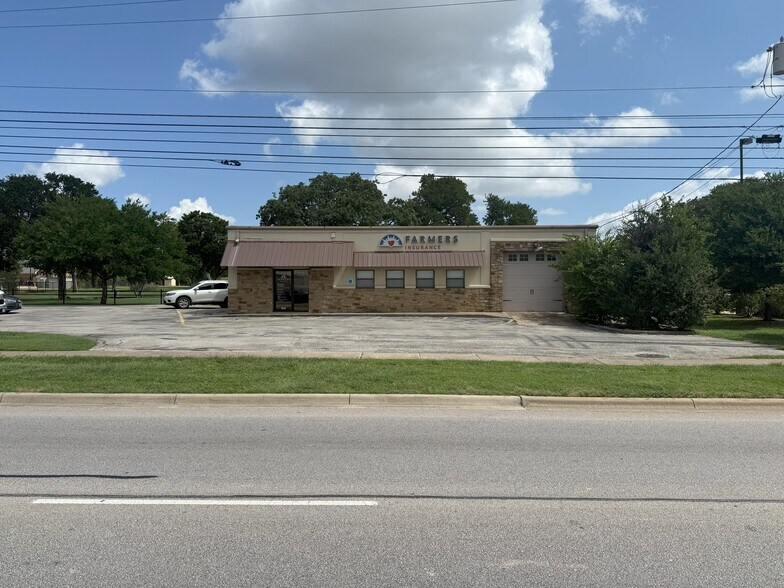 1112 W University Ave, Georgetown, TX à louer - Photo du bâtiment - Image 2 de 4