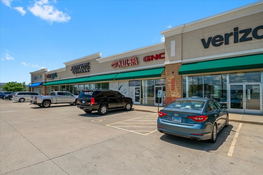 2701-2711 N Dirksen Pky, Springfield, IL for lease - Building Photo - Image 2 of 5