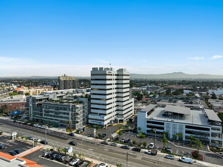 18800 Delaware St, Huntington Beach, CA à vendre - Photo du bâtiment - Image 2 de 37