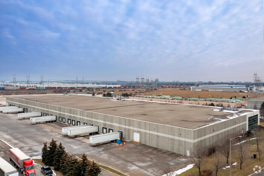 350 Parkhurst Sq, Brampton, ON à louer - Photo du bâtiment - Image 2 de 4
