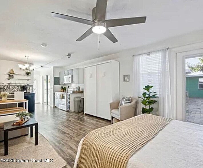 105 NE 3rd St, Satellite Beach, FL à vendre - Photo intérieure - Image 3 de 13