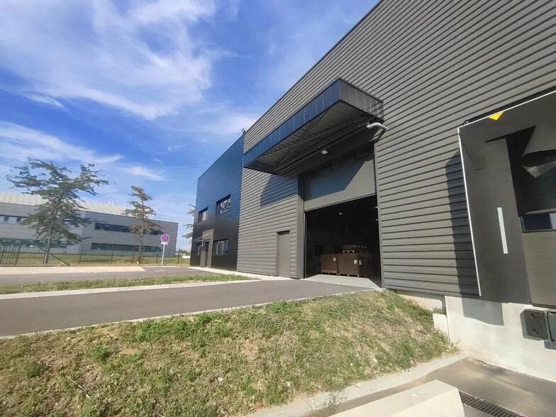 Flex in Saint-Quentin-Fallavier for lease - Building Photo - Image 3 of 5