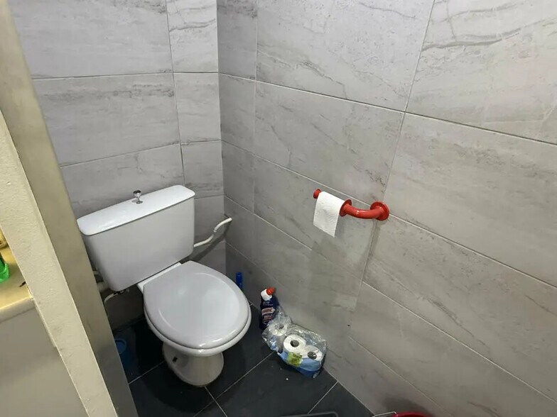 645 Rue Mayor De Montricher, Aix-en-Provence for lease - Interior Photo - Image 3 of 5