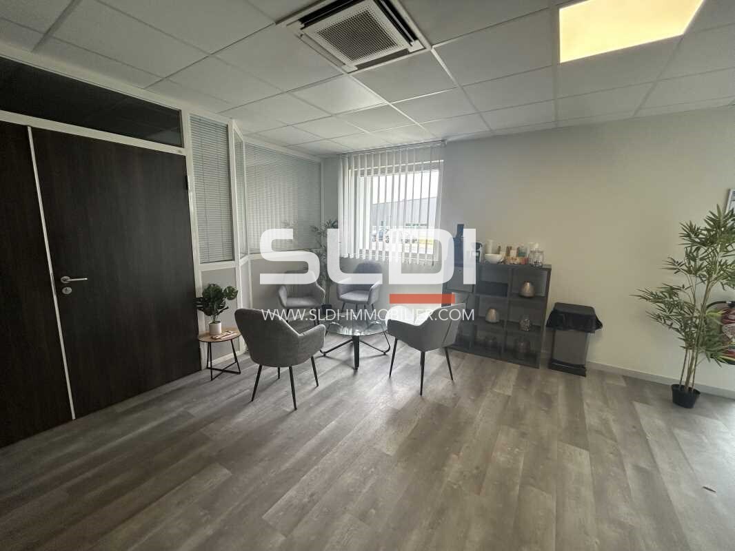 Office in Reyrieux for lease Interior Photo- Image 1 of 9